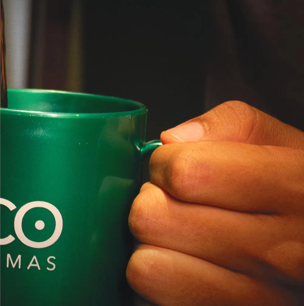 Caneca verde personalizada na mão