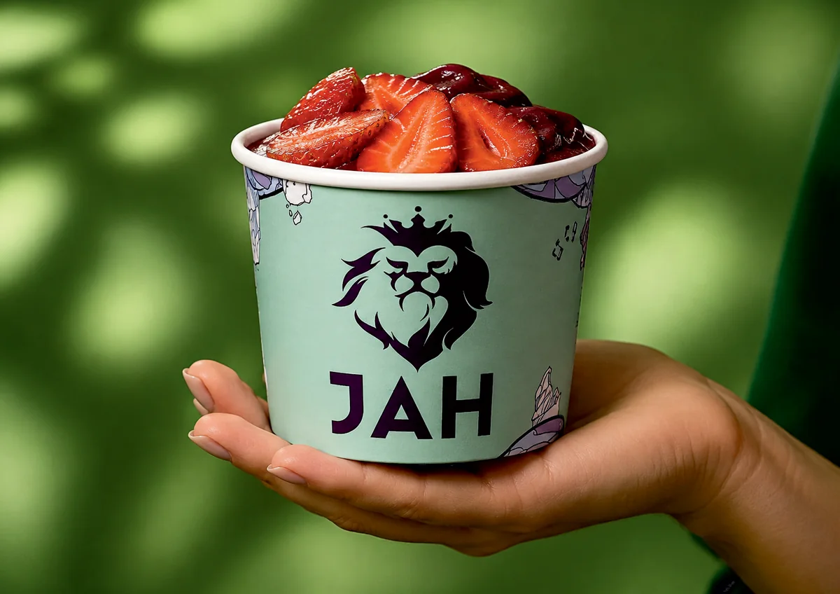Pote biodegradável personalizado da JAH, com açaí e frutas, na mão